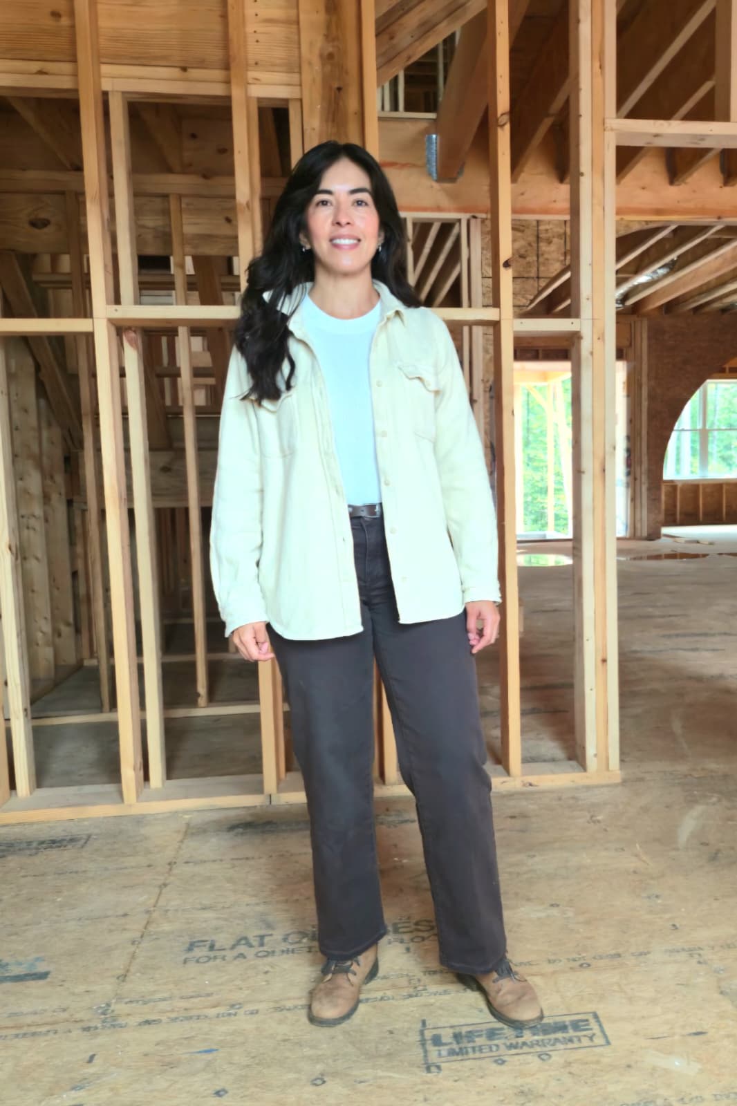 Jessica Granada en una casa en construcción