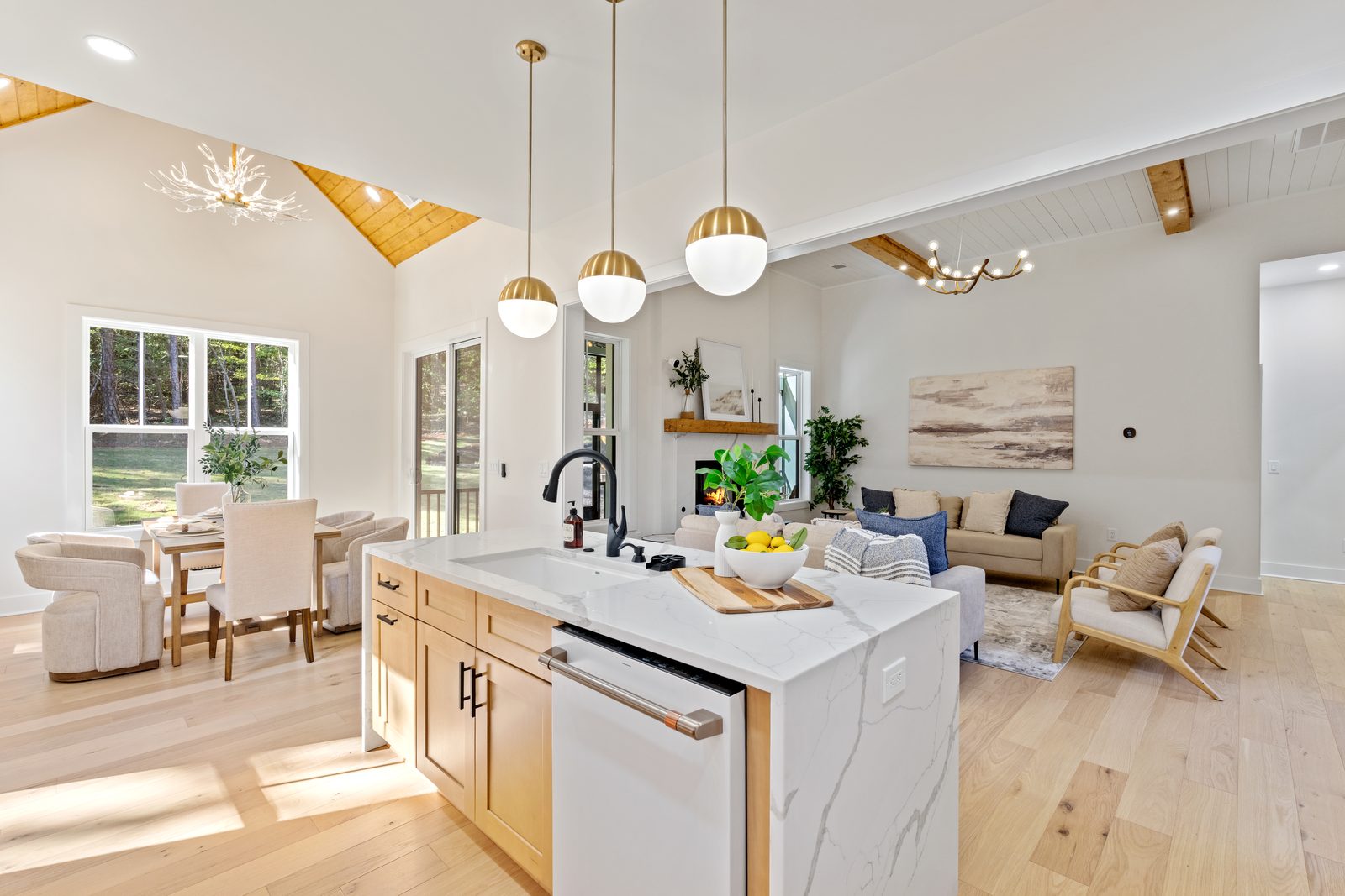 Cocina terminada con isla central de la casa de 122 Moonlight Dr