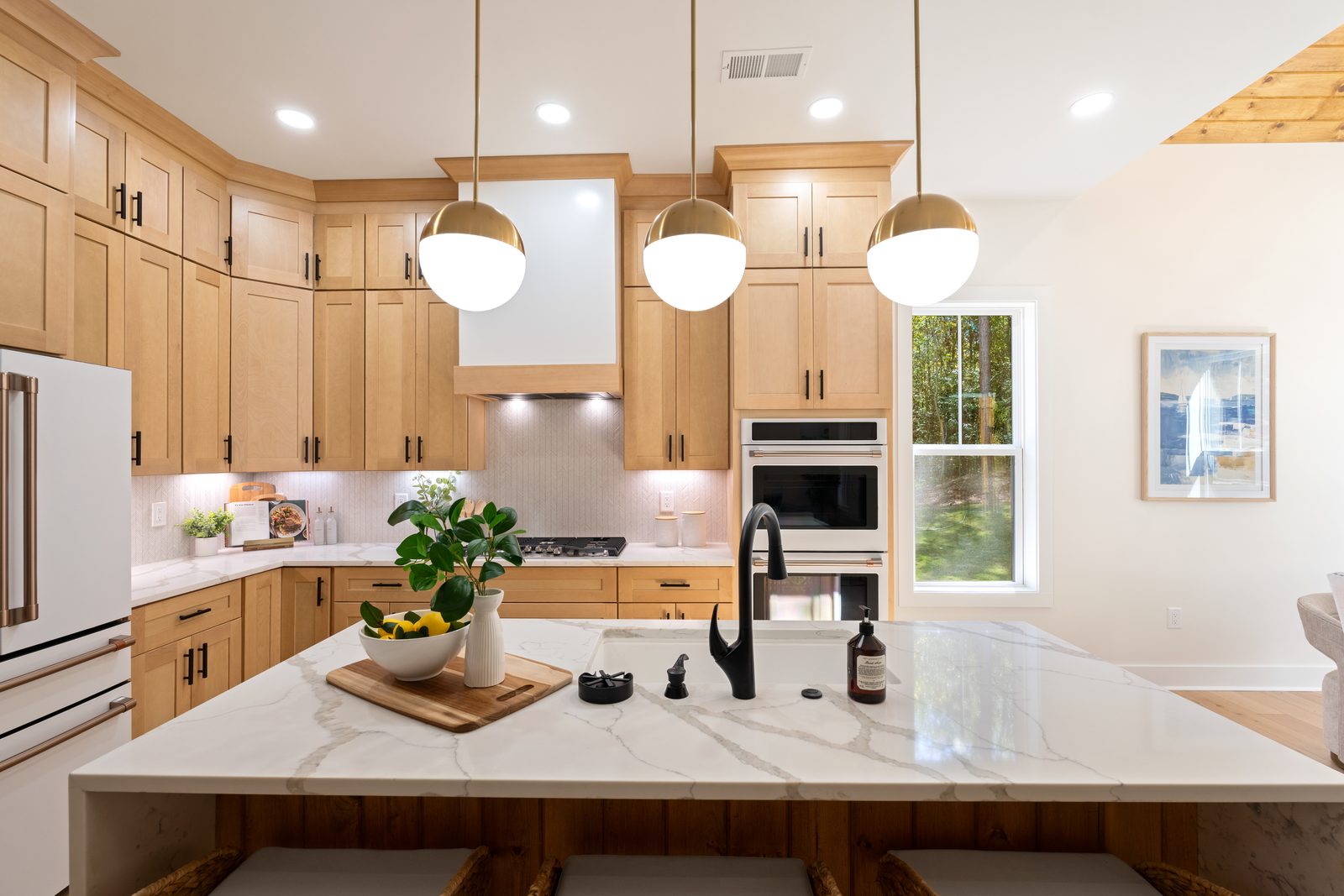 Vista completa de la cocina terminada de 122 Moonlight Dr