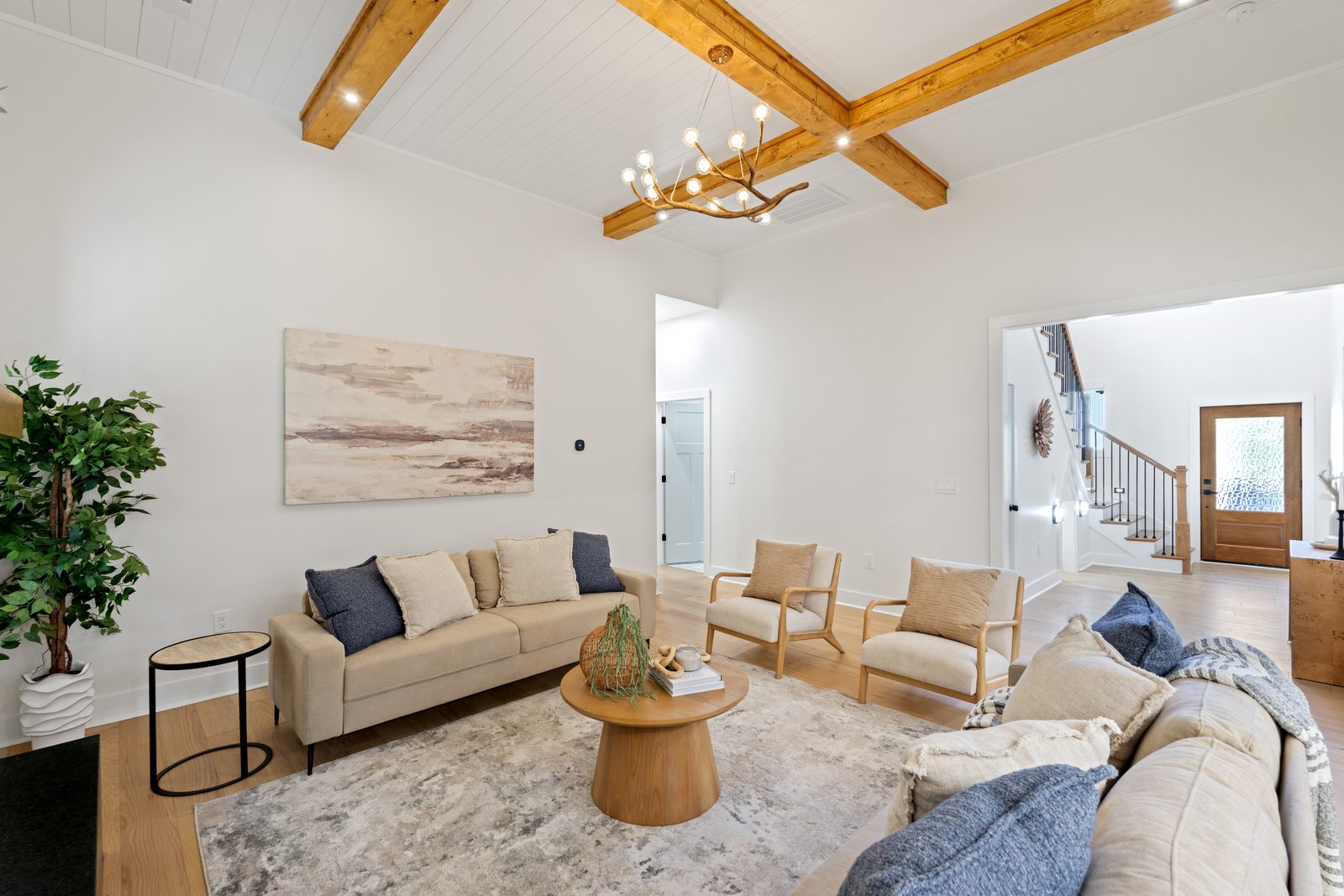 Sala de estar terminada con ventanales de 122 Moonlight Dr