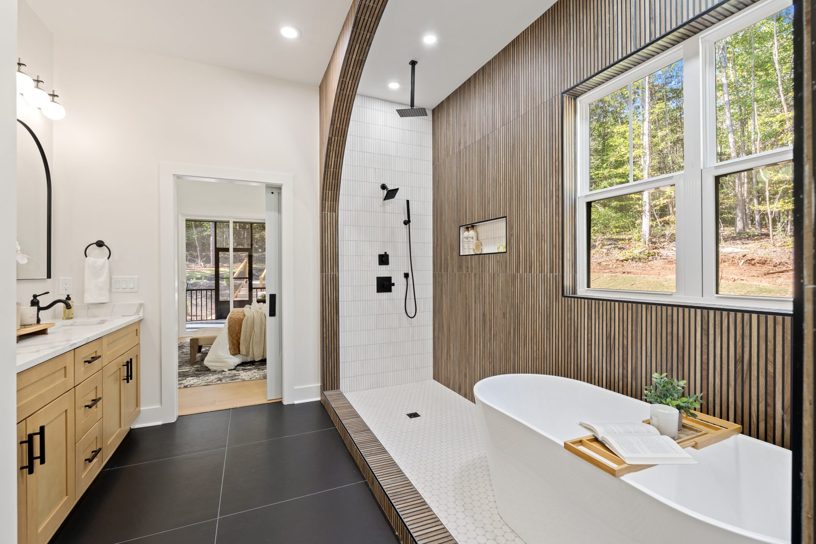 Baño principal terminado de la casa de 122 Moonlight Dr