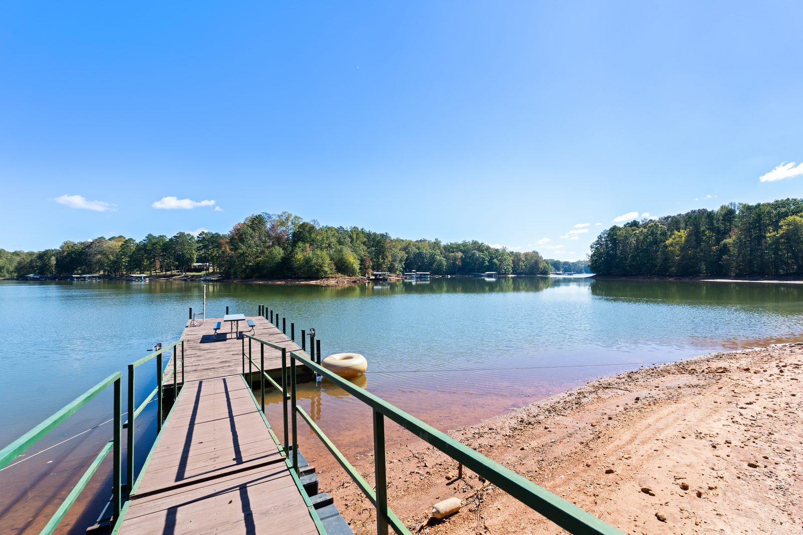 Muelle privado sobre el lago de la propiedad de 122 Moonlight Dr